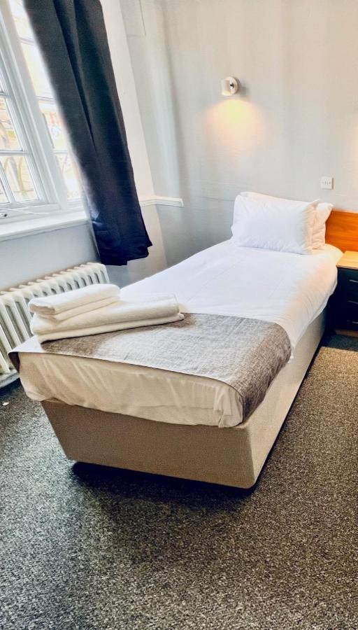Sneyd Arms Hotel Tunstall Chatterley Экстерьер фото